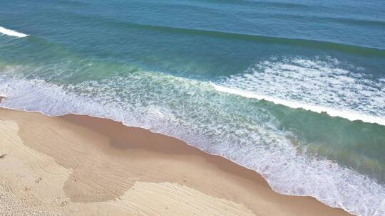 俯拍海浪海水海边航拍大海潮水海滩沙滩浪花