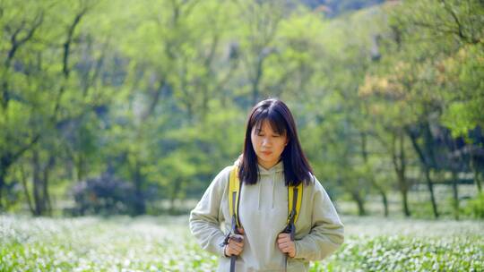 年轻活力青春女孩户外独自郊游踏青清新茶园视频素材模板下载