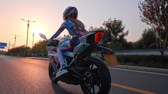 摩托骑手骑车杜卡迪隧道机车飙车头盔骑行视频素材模板下载