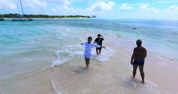 4k航拍女孩美女闺蜜海岛旅行