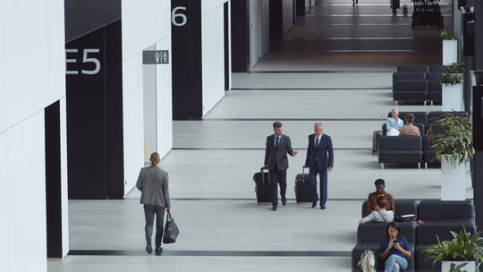 机场候机室的旅客视频素材模板下载