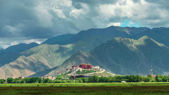 西藏拉萨拉鲁湿地布达拉宫背面夏日白天光影