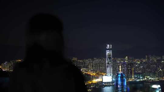 夜晚游客女性站在太平山顶上看香港夜景风景