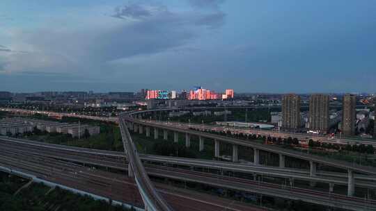 铁路桥轨道交通高铁经过城市夜景下降