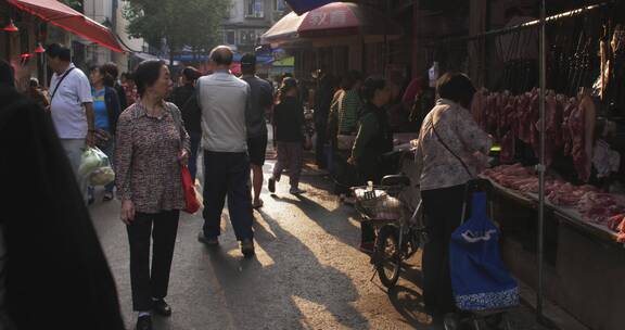 热闹拥挤露天菜市场