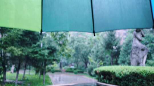 下雨情绪 意境 疗愈素材雨落下打伞特写雨滴