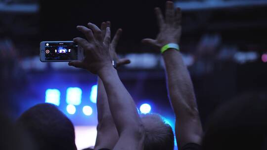 观众在音乐会的现场录制视频视频素材模板下载