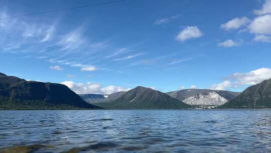 群山环绕下的湖水景观