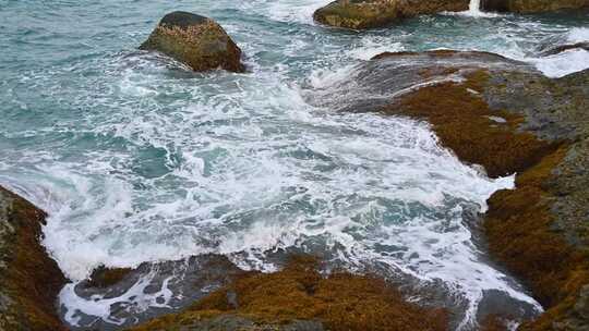 早晨大海海浪浪花拍打礁石升格慢动作