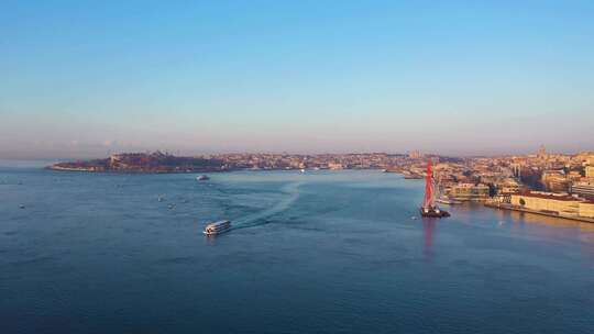 伊斯坦布尔市和博斯普鲁斯海峡在春天阳光明媚的早晨