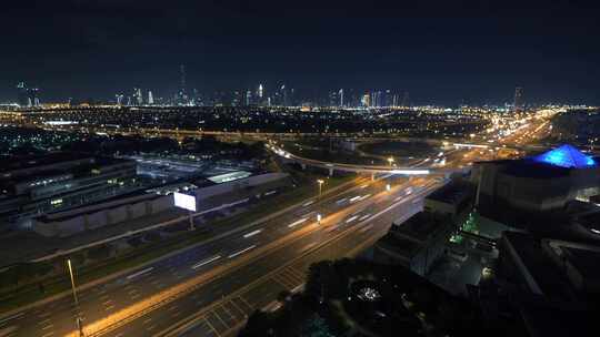 高峰时间在繁忙的城市道路上行驶的汽车