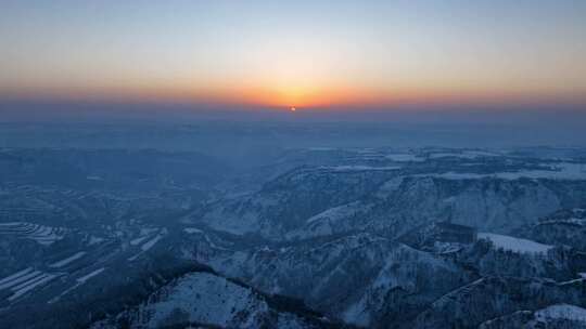 西北黄土高原山间雪景日出延时