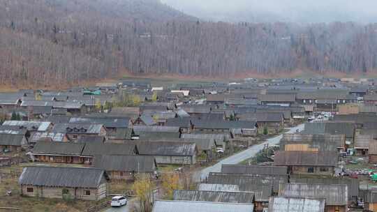 航拍秋天晨雾中的新疆禾木村风景