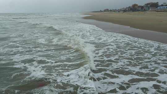 广东雷州海边海浪沙滩