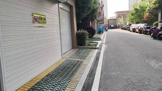 疫情小区门店步行街路上行人街头景象