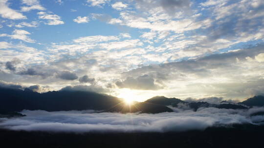太阳从山中冒出来打在山间的云雾上视频素材模板下载