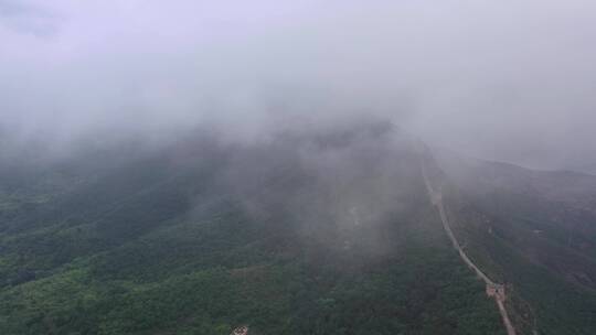 明代司马台长城夏季瀑布云海风光