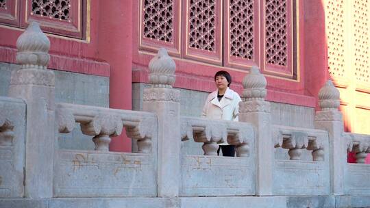 在中国北京历代帝王庙游览的中国女性