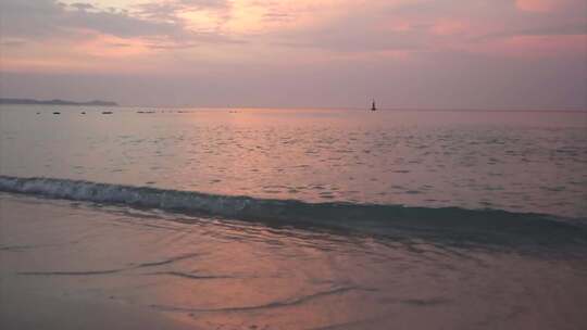 海浪拍打着海岸