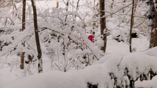 女人在雪地穿梭视频素材模板下载