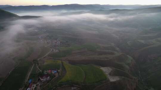 云雾中的风景农村