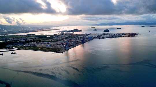 惠州大亚湾惠州港港口岸边多台大型起重机