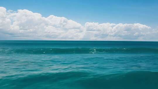 美丽的海景海天一色拍打海岸蓝天白云