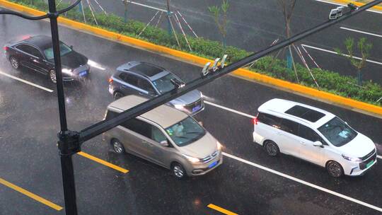 城市暴雨中的车流