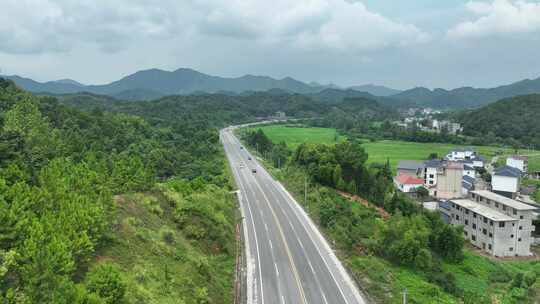 汽车行驶乡村公路航拍车辆行驶农村道路风景