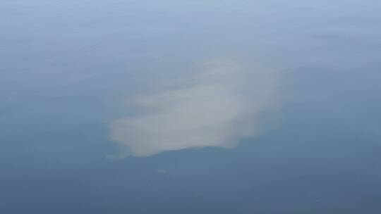 湖面倒影水面倒影天空倒影蓝天白云倒影海面视频素材模板下载