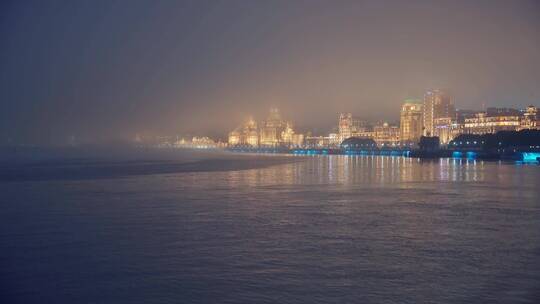 上海黄浦江岸建筑大雾美景