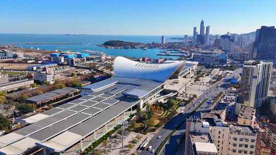 航拍烟台火车站高铁站交通枢纽城市风景