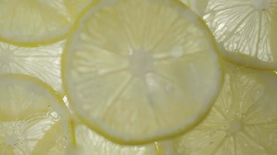 水中的柠檬片