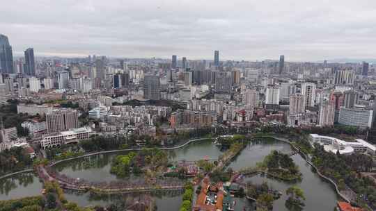 云南昆明翠湖公园看昆明全景高楼建筑航拍