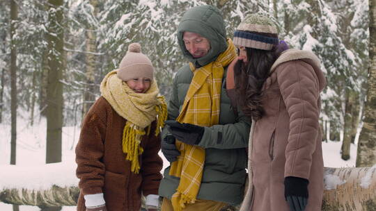 一家人在森林中欣赏雪景视频素材模板下载