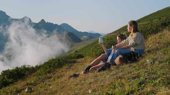 朋友，山，背包，杯子