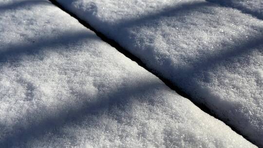 冬天下雪天 积雪  阳光下的栅栏影子 光影