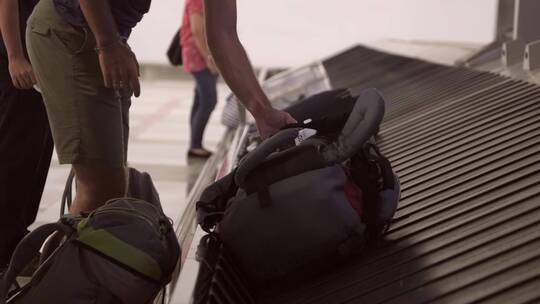 传送带上的行李机场行李箱传送带取行李