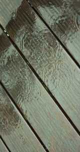 （慢镜）下雨天雨水落在防腐木地板上