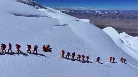 航拍攀登冰川之父慕士塔格峰雪山的登山队