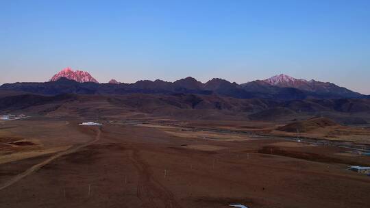 川西塔公草原和雪山日照金山