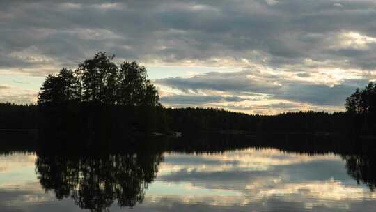 延时拍摄日落时分的湖泊