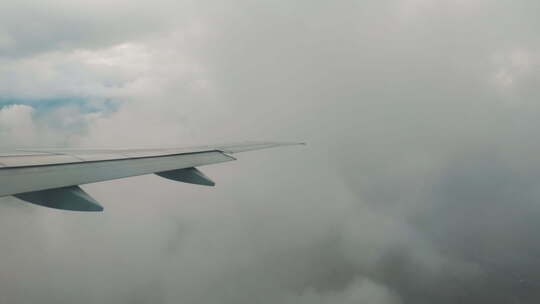 平原，山脉从云中飞行的飞机高度
