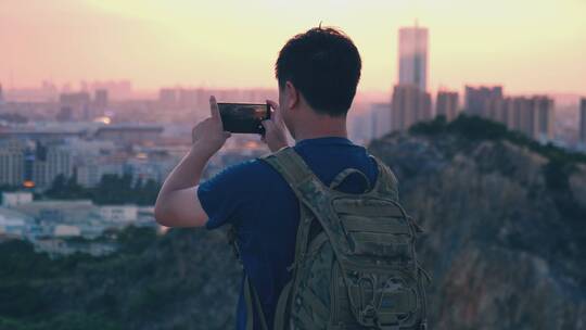 男性摄影师在山顶取景拍摄4k视频素材