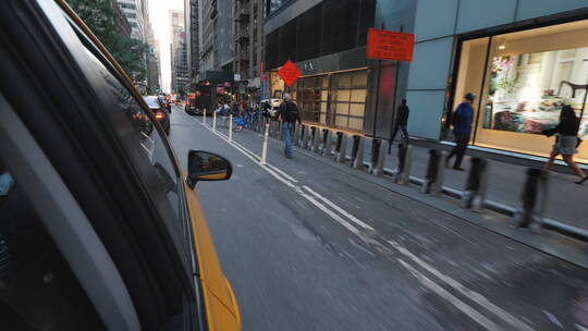 出租车穿过曼哈顿街头
