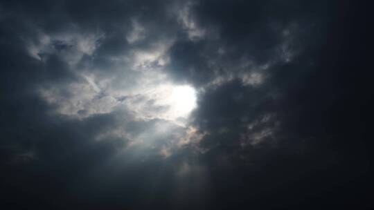 阳光穿过乌云穿透云朵云层光束丁达尔光延时