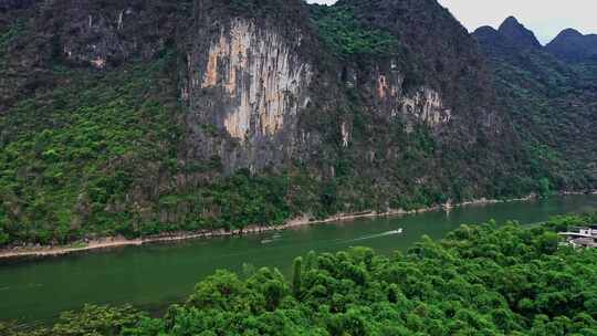 广西桂林黄牛峡漓江旅游船