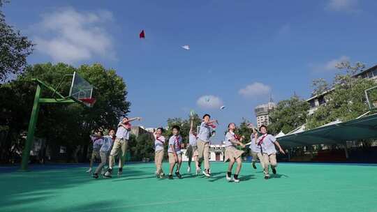 小学生奔跑放飞纸飞机