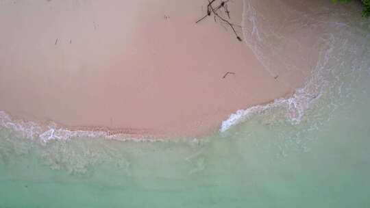 热带海滩上的粉色海滩