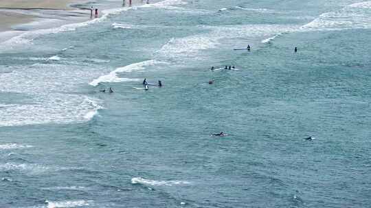 海南万宁海边冲浪的人们